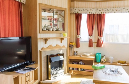 Lowestoft House | 8 berth caravan for hire by the beach & many attractions in Suffolk ref 40093ND