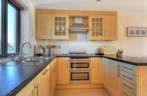 West Bay Apartment | 8 Driftwood