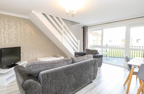 Corton House | 91 Waterside Park