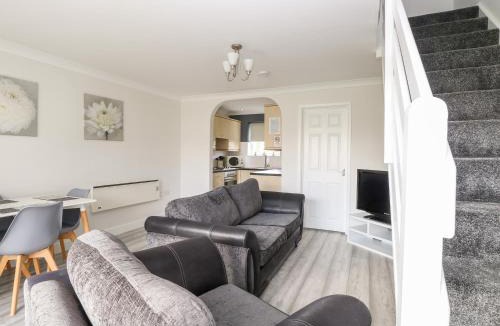 Corton House | 91 Waterside Park