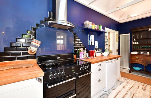 Billingshurst House | A beautiful, charming & deceptively spacious converted barn in a quiet locationn