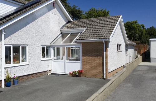 Saint Clears House | A convenient 2 bed annexe - dog friendly with parking