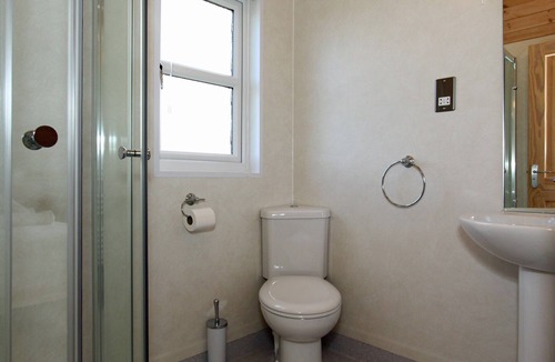 St Merryn Cabin | A light and spacious lodge with one double with walk in wardrobe and en-suite shower and one twin.
