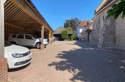 Pagham Apartment | A lovely 2-bed suite15 mins away from Chichester & Glorious Goodwood!