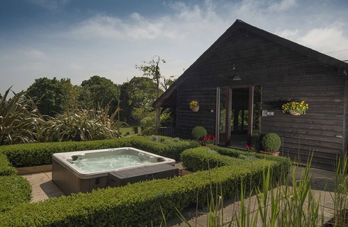 Icklesham Cottage | A luxurious self-catering retreat for two, complete with indoor pool & hot tub.