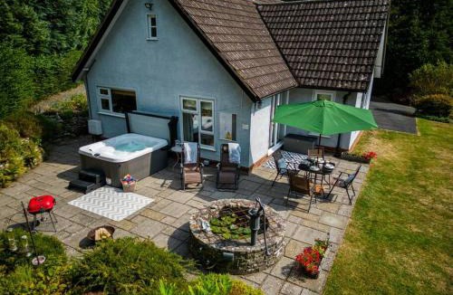 Kington House | A spacious hidden gem with hot tub, lovely garden & views