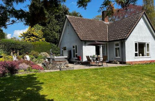 Kington House | A spacious hidden gem with hot tub, lovely garden & views