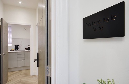 Westbourne Apartment | A Spacious Luxury Suite Open Bath