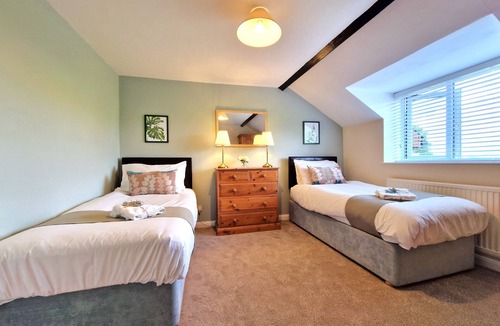 Ivinghoe Cottage | A three bedroom, two bathroom that sleeps 5 guests in 3 bedrooms