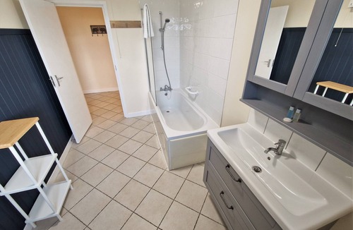 Ivinghoe Cottage | A three bedroom, two bathroom that sleeps 6 guests in 3 bedrooms