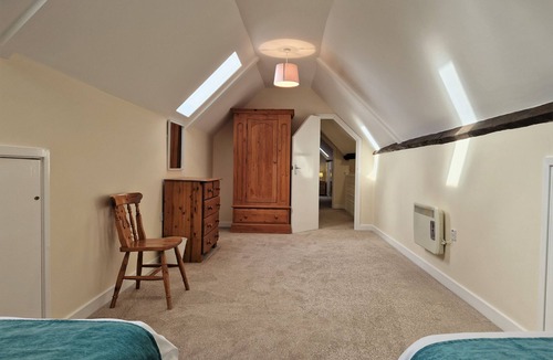 Ivinghoe Cottage | A three bedroom, two bathroom that sleeps 6 guests in 3 bedrooms