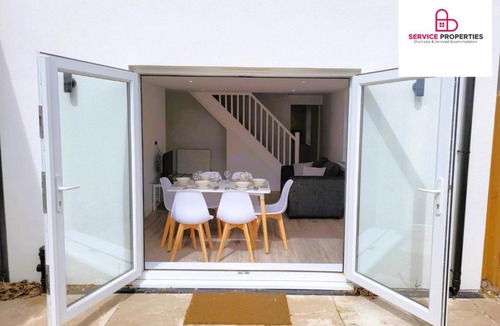 Faversham Apartment | Affordable 2BR Flat with FREE Parking
