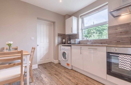 Windsor Apartment | Airy 1 Bed Windsor Apt w/Balcony - By Tempstay