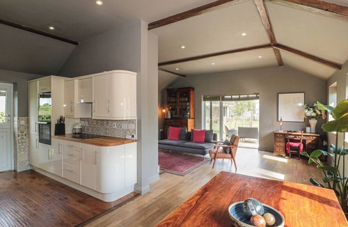 Devizes Cottage | ANNEX AT BARNFIELD HOUSE, pet friendly, with open fire in Devizes