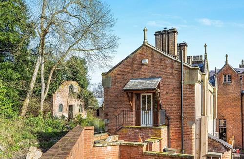Kingswood Cottage | Apartment at Llanerchydol Hall