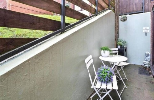 Sutton Coldfield Apartment | Apartment Sleeps 2 with Parking