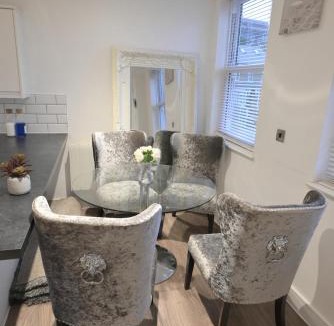 Wallington North Apartment | Apt Croydon, 1 Min walk to Train