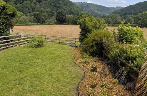Glyn Ceiriog Cottage | ARAELFA, pet friendly, with open fire in Llangollen