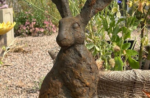 Llanvair Kilgeddin Bed & Breakfast | Art House B & B
