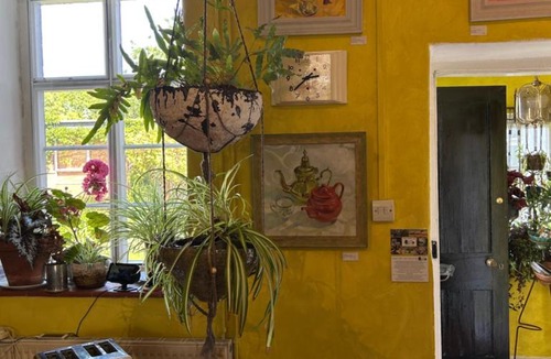 Llanvair Kilgeddin Bed & Breakfast | Art House B & B