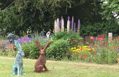 Llanvair Kilgeddin Bed & Breakfast | Art House B & B