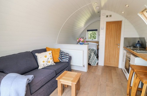 Saltash Cottage | ASH, romantic, with hot tub in Saltash