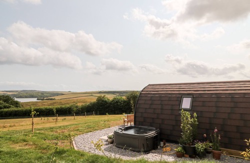 Saltash Cottage | ASH, romantic, with hot tub in Saltash