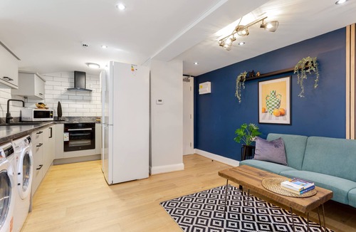 Ashton-under-Lyne House | Ashton Luxury Getaway Sleeps 14 With 2 Free Parking Space