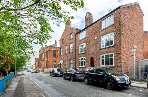 Ashton-under-Lyne House | Ashton Luxury Getaway Sleeps 14 With 2 Free Parking Space