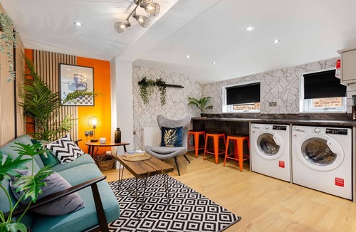 Ashton-under-Lyne House | Ashton Luxury Getaway Sleeps 14 With 2 Free Parking Space