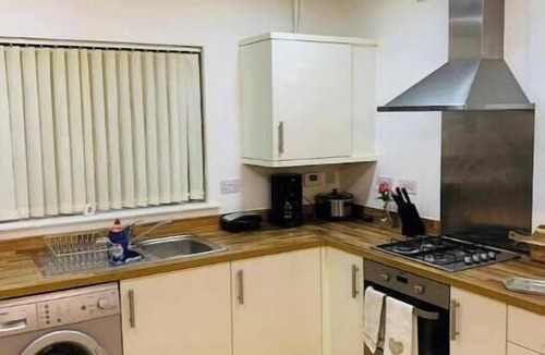 Thames House | Atom, Large 4/5 Bed House, Sleeps 12,Garden,London