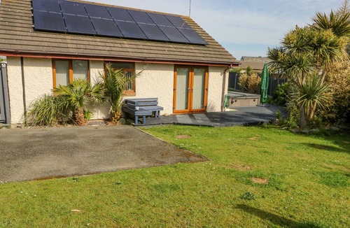 Trearddur Bay House | AURORA, pet friendly, character holiday cottage in Trearddur Bay