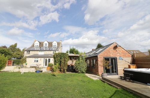 King's Stanley Cottage | AVALON, pet friendly, with hot tub in Leonard Stanley