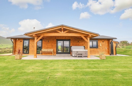 Aberhosan Cottage | BACHEIDDON LOG CABIN, pet friendly, with hot tub in Machynlleth