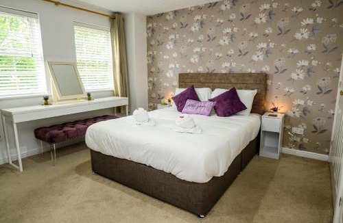 Bradley Stoke House | Baker's Bun - Sleeps 7 - Spacious Home - Parking & Garden - Bradley Stoke Bristol