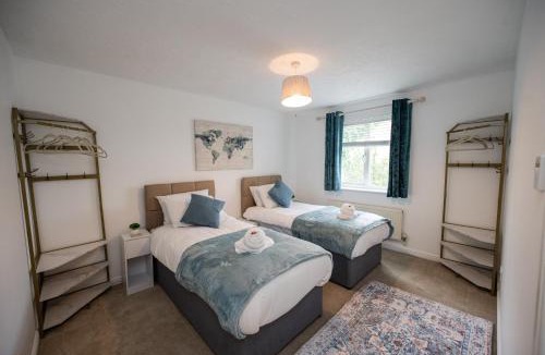 Bradley Stoke House | Baker's Bun - Sleeps 7 - Spacious Home - Parking & Garden - Bradley Stoke Bristol