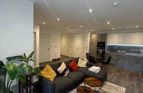 Gascoigne Apartment | Barking Bliss - Bright Apartment with City Views