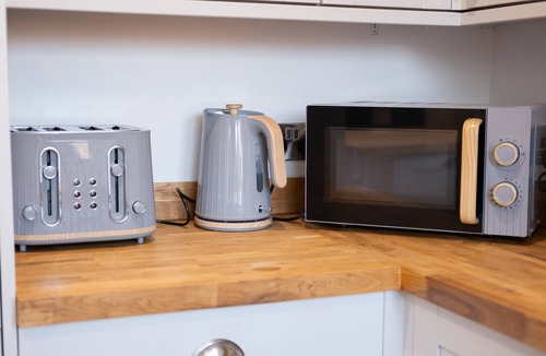 King's Bromley House | Barn Conversion - Commutable to lots of attractions, family & pet-friendly.