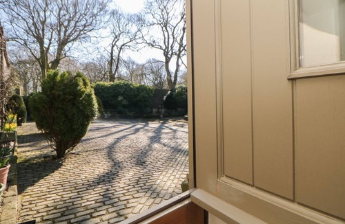 Peak District National Park Cottage | BARN COTTAGE, countryside, in Peak Forest, 985633