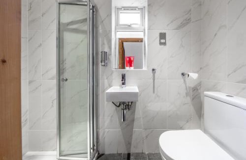 Oakleigh Apartment | Barnet Serviced Accommodation - Elegant 5-Bedroom Home, Just a 7-Minute Stroll from High Barnet Station - Book Your Stay Today!"