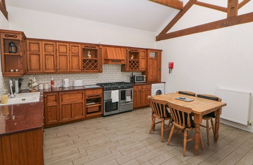 Forsbrook Cottage | BARNFIELDS HOLIDAY COTTAGE, family friendly in Kingsley