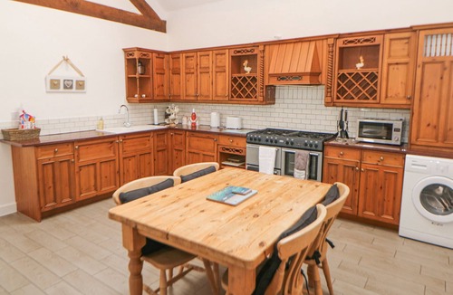 Forsbrook Cottage | BARNFIELDS HOLIDAY COTTAGE, family friendly in Kingsley