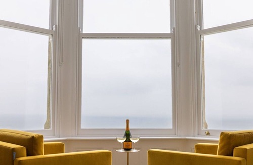 South Cliff Apartment | Bay View Double Cabana