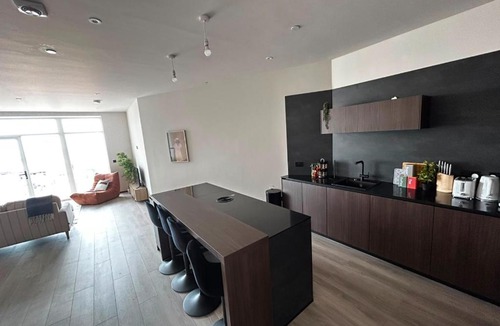 Barry Apartment | Beachfront 2-Bed Apartment on Barry Island