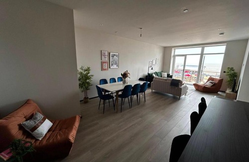 Barry Apartment | Beachfront 2-Bed Apartment on Barry Island
