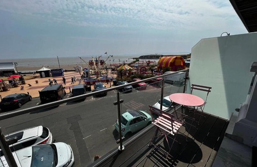 Barry Apartment | Beachfront 2-Bed Apartment on Barry Island