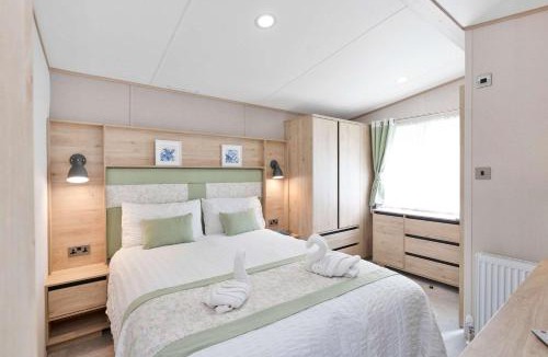 Cockburnspath House | Beachfront 2BR Lodge - Wi-Fi - Parking - Sleeps 6