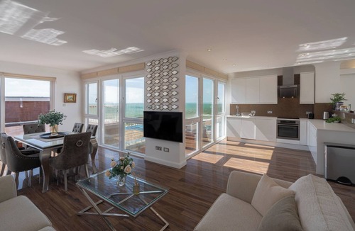 Brighton City Centre Cottage | BEACHFRONT PENTHOUSE, family friendly, with pool in Brighton