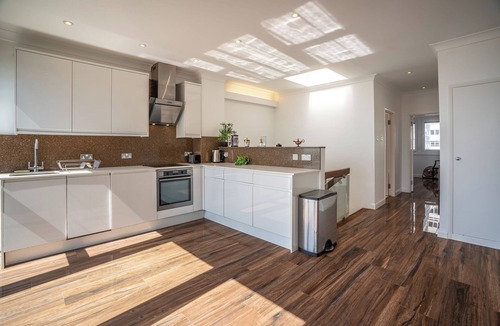 Brighton City Centre Cottage | BEACHFRONT PENTHOUSE, family friendly, with pool in Brighton