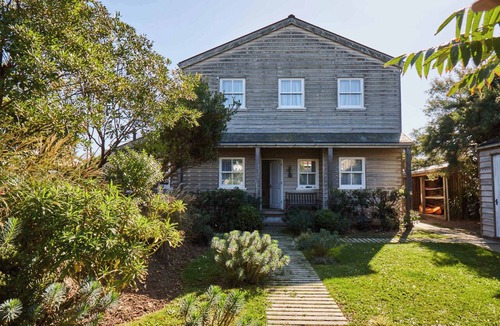 East Wittering House | Beachfront Retreat 6bd, Hot Tub, Sauna and Bar